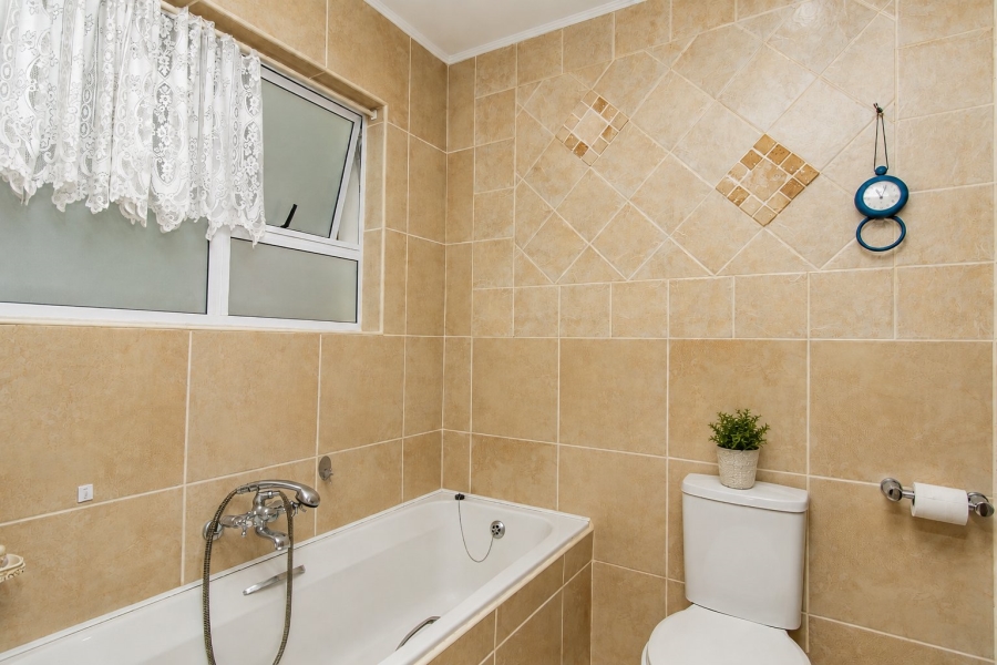 4 Bedroom Property for Sale in Fraaiuitsig Western Cape